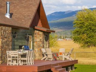 Family Fun Fireplace & Huge Deck - Victor - 2