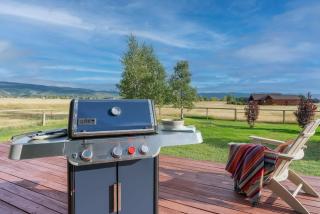 Family Fun Fireplace & Huge Deck - Victor - 1