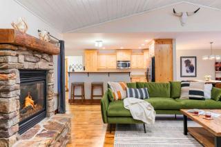 Stylish Mtn Home Fireplace Views - Victor - 7