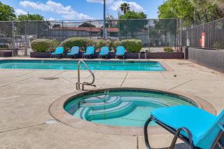 3 Mi to Strip Cozy Condo with Pool Access and Patio! - Las Vegas - 0
