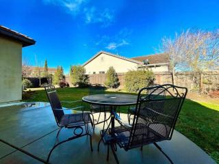 One Story Pet & Family Friendly Fireplace - West Sacramento - 2