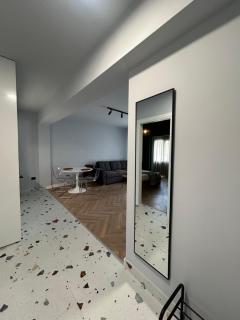 Modern Luxe Center Escape - Polisi i Vogël - 8