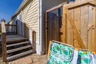 Cozy Bungalow 7min Walk to Beach with Outdoor Shower - Panama City Beach - 3