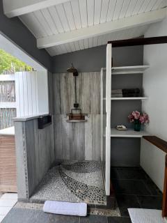 Moonrise Loft Two bedroom house each with en suite bathroom Five min drive to Falmouth Harbor - Matthews - 1