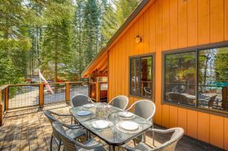 Walk to Lake Almanor Prattville Cabin with 2 Decks! - - 0