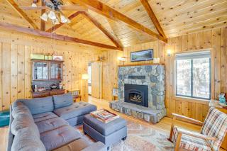 Walk to Lake Almanor Prattville Cabin with 2 Decks! -  - 6