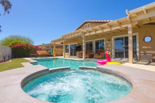 Spacious home with golf course views and private pool - Indio - 9