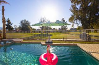 Spacious home with golf course views and private pool - Indio - 1