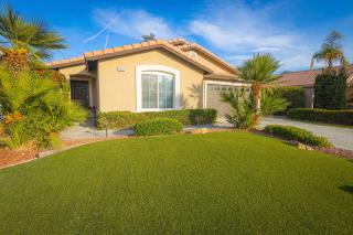 Spacious home with golf course views and private pool - Indio - 9