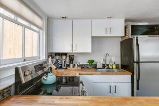Stylish Daylight Basement Apartment- Patio + Grill - Seattle - 5