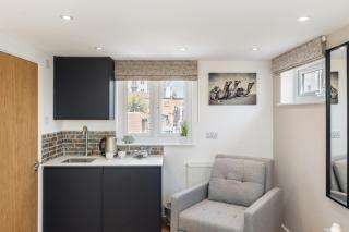 Studio at Tube Station Sleeps 3 Private Bathroom shared Kitchen 4 - Edgware - 6