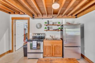 The Den at J-Barn - Secluded Retreat - 9