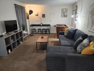 Centauri Vacation Rentals Beautiful 2-bedroom condo, near all Orlando attractions, free parking & Wi-Fi, King bed, #1 - Orlando - 0