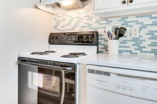 Charming Coastal Cottage with Pool Access! - Wells - 1
