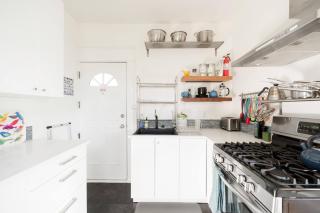 Radiant, Low-Key Apartment with powerful A/C - Seattle - 3