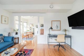 Radiant, Low-Key Apartment with powerful A/C - Seattle - 0