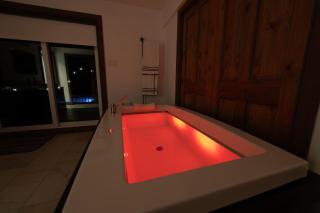 Prestige In Nature Hot tub 15min Ski resort Luxury Master Bedroom Wifi Games & more ! - 2