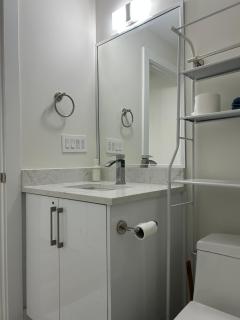 Quiet, cozy 2BR1BA near Skytrain - Vancouver - 8