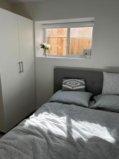 Quiet, cozy 2BR1BA near Skytrain - Vancouver - 5