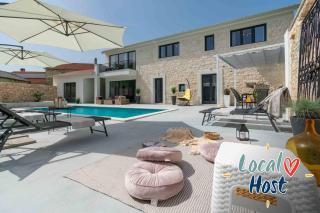 Villa Simone Designer, Modern And Heritage Mix, Umzaunt, Buro - Tinjan - 0