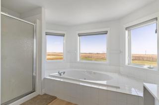 Acreage, 5 bdrm, King Bed, AC, Wood Fireplace, Rural - 4