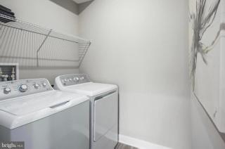 Modern Home with Private Bath Stylish & Comfy - Frederick - 5