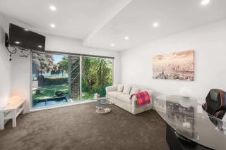 Water Front at Geelong Holiday K Villa - North Shore - 4