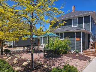 Downtown 1 Bedroom Charmer - Walk, Bike, Enjoy!! - 1