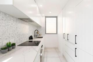 Stylish Pad, Ocean Views, Walk to Hastings Street - 2