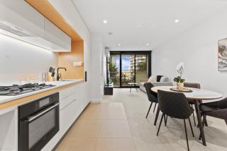 Urban Retreat Modern Elegance in Docklands - 3