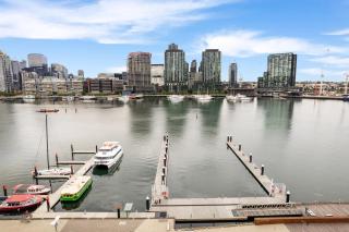 Urban Retreat Modern Elegance in Docklands - Melbourne - 9