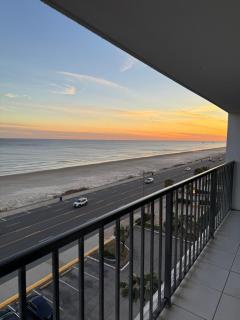 Beautiful renovated oceanfront, Galveston condo- fits up to six people! - Galveston - 4