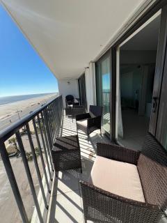 Beautiful renovated oceanfront, Galveston condo- fits up to six people! - Galveston - 3