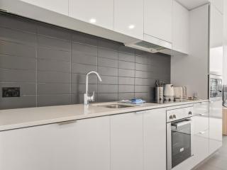 Sunny 2-Bed in Valley with Premium Amenities - 3