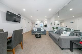 Sophisticated Spacious APT w Stunning Harbour View - 5