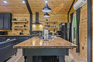 Black Bear Lodge - Fire Pit - Hot Tub - Cosby - 2