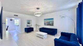 Sunny Townhome Near Ocean – Walk to Sand in 5 min! - Hallandale Beach - 0