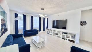 Sunny Townhome Near Ocean – Walk to Sand in 5 min! - Hallandale Beach - 5