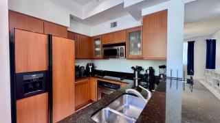 Sunny Townhome Near Ocean – Walk to Sand in 5 min! - Hallandale Beach - 2