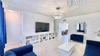 Sunny Townhome Near Ocean – Walk to Sand in 5 min! - Hallandale Beach - 3