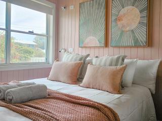 Modern Coastal 4 Bedroom house in paradise, walk to beach and rockpools, large yard - Anna Bay - 3