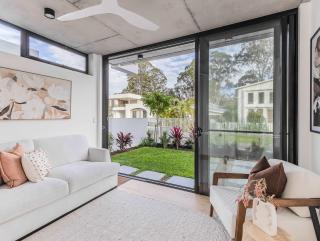 Lakehouse No 2- Lakefront Luxury Escape Villa - Pet Friendly - 2