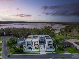 Lakehouse No 2- Lakefront Luxury Escape Villa - Pet Friendly - 9