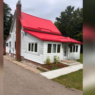 Lake Front Red Roof Cottage In Bancroft Hwy 62 S - 9