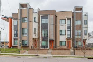 5 min Uber to downtown - 2 car gargage - Rooftop - 3