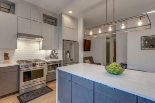 5 min Uber to downtown - 2 car gargage - Rooftop - 8