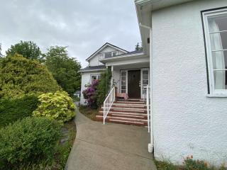 Bright & Cozy Dunbar Home Close to UBC - 2