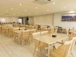 Super 8 Hotel Toksun Shengyuan Central City - 9
