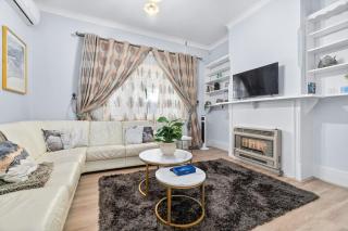 Stylish Three Bedroom Unit Close to CBD - - 0