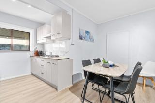 Stylish Three Bedroom Unit Close to CBD - - 3